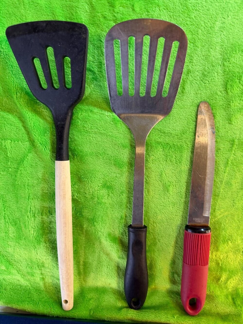 Kitchen Utensil Set with Spatulas and Serrated Knife